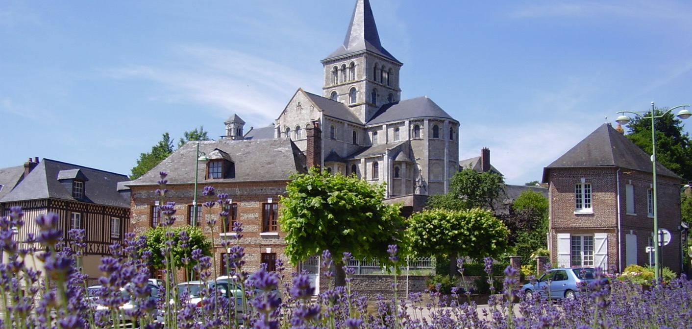 Héricourt (70), place et abbatiale à Héricourt